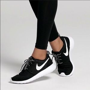 Nike Roshe One Shoes Size 7 Black and White